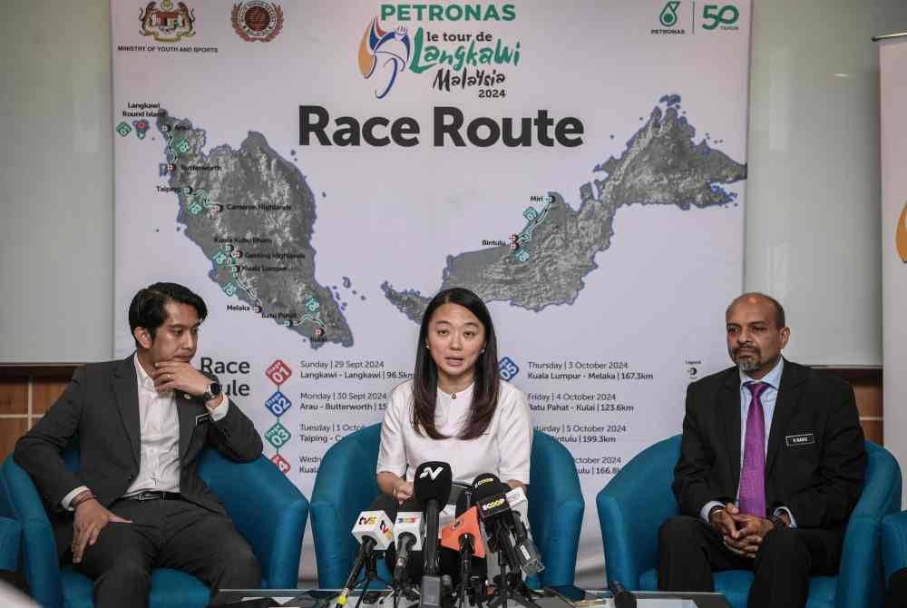 Hannah Yeoh (tengah) bercakap ketika sidang media selepas Majlis Pelancaran dan Pengumuman Laluan Petronas Le Tour de Langkawi di Majlis Sukan Negara (MSN) pada Isnin. Foto Bernama