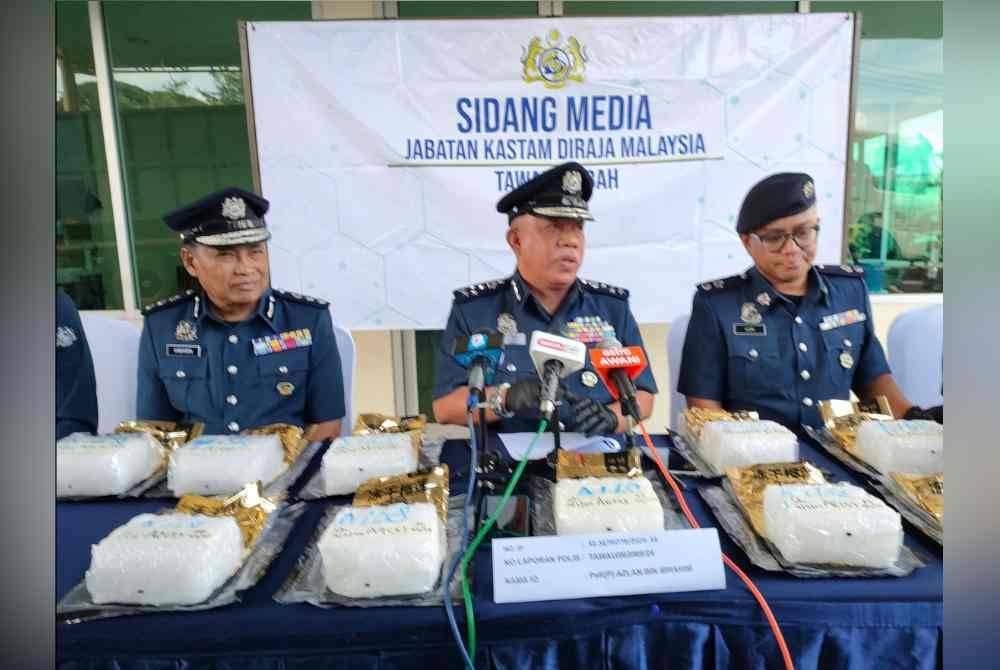 Mohd Nasir (tengah) dalam sidang media di sini pada Isnin. Foto media sosial