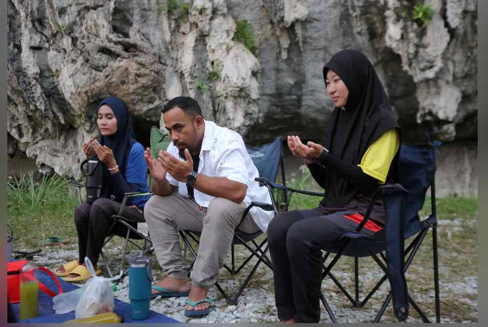 Kanako (kanan) memberitahu, kebaikan insan-insan yang ditemuinya semasa melawat Malaysia lima tahun lepas membuka pintu hati seorang wanita Jepun untuk mengenali Islam. Foto Bernama