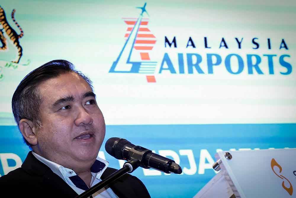 Anthony menyampaikan ucapan pada Majlis Pemeteraian Perjanjian Operasi dan Perjanjian Pajakan Tanah antara Kerajaan Malaysia dengan Malaysia Airports, pada Isnin. Foto Bernama