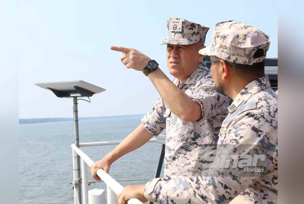 Hamid (kiri) ketika meninjau pelaksanaan Op Pagar Laut di atas Kapal Maritim (KM) Bagan Datuk pada Isnin.