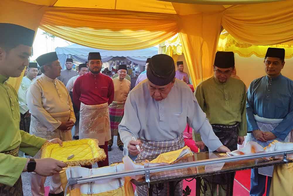 Sultan Selangor menandatangani plak perasmian Masjid An-Nur, Sungai Haji Dorani di sini pada Isnin.