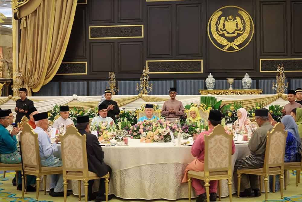 Sultan Ibrahim dan Raja Zarith Sofiah berkenan berbuka puasa bersama Kerajaan Perpaduan dan Delegasi Asing pada Majlis Berbuka Puasa di Istana Negara malam ini. Foto Bernama