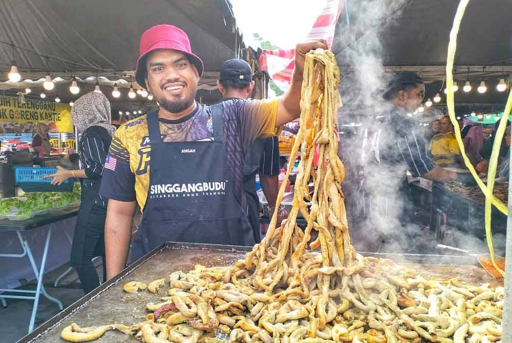 Ruzaizi menunjukkan perut lembu segar yang dibakar untuk dijual kepada pelanggan di Bazar Ramadan Dataran Shahbandar di Kuala Terengganu.