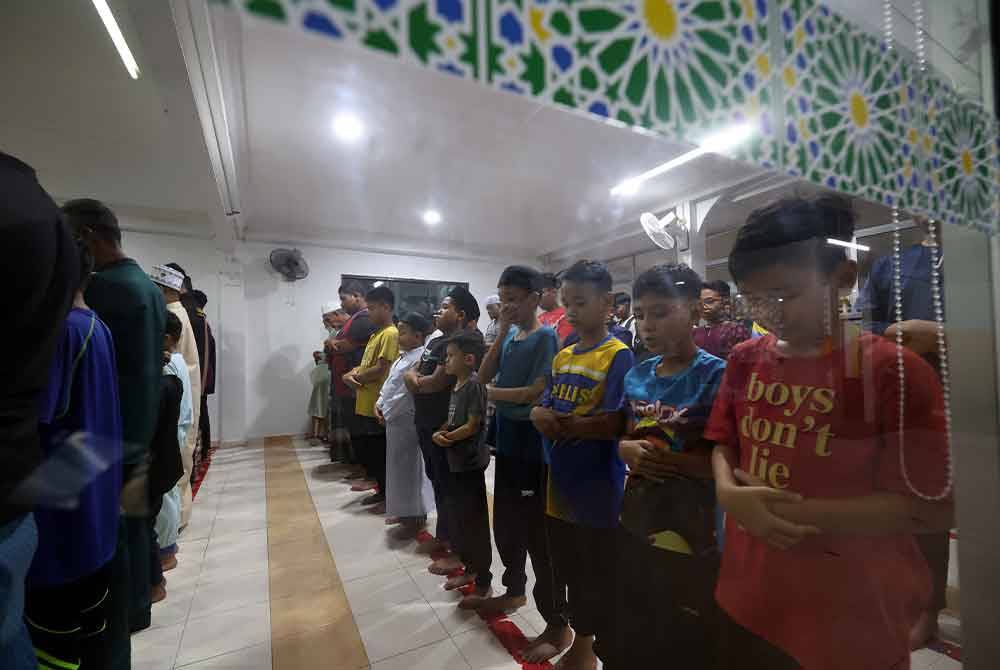 Ramai anak-anak muda belasan tahun dan kanak-kanak beribadah di masjid dan surau pada bulan Ramadan ini. - Gambar hiasan Bernama