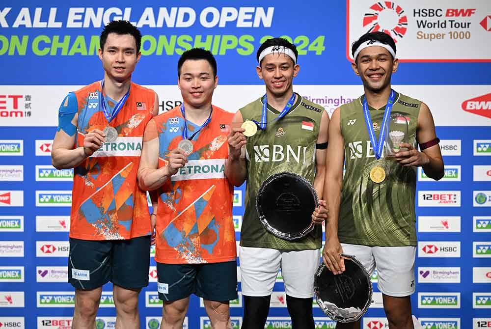 Dari kiri: Wooi Yik, Aaron, Rian dan Fajar selepas Kejuaraan Badminton Seluruh England di Utilita Arena, Birmingham pada Ahad. Foto: AFP