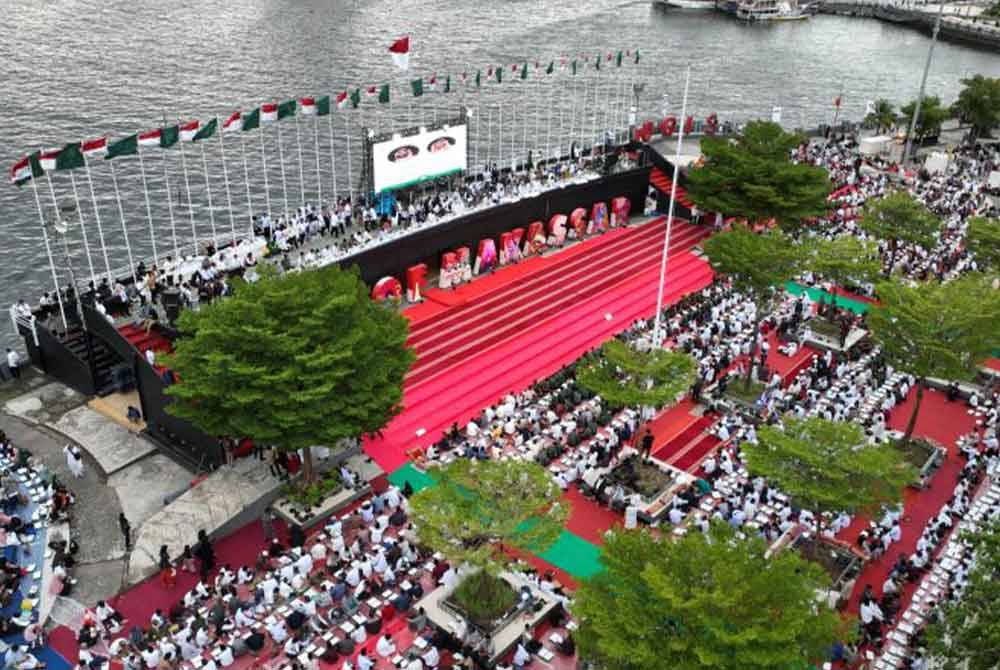 Ribuan umat Islam menghadiri majlis berbuka puasa terpanjang di Pantai Losari, Makassar minggu lalu. - Agensi