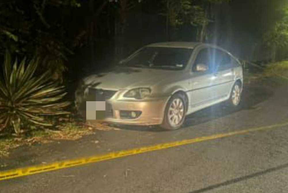 Kereta dinaiki mangsa sebelum dia disamun di tepi jalan di Taman Melawati, pada Jumaat lalu.