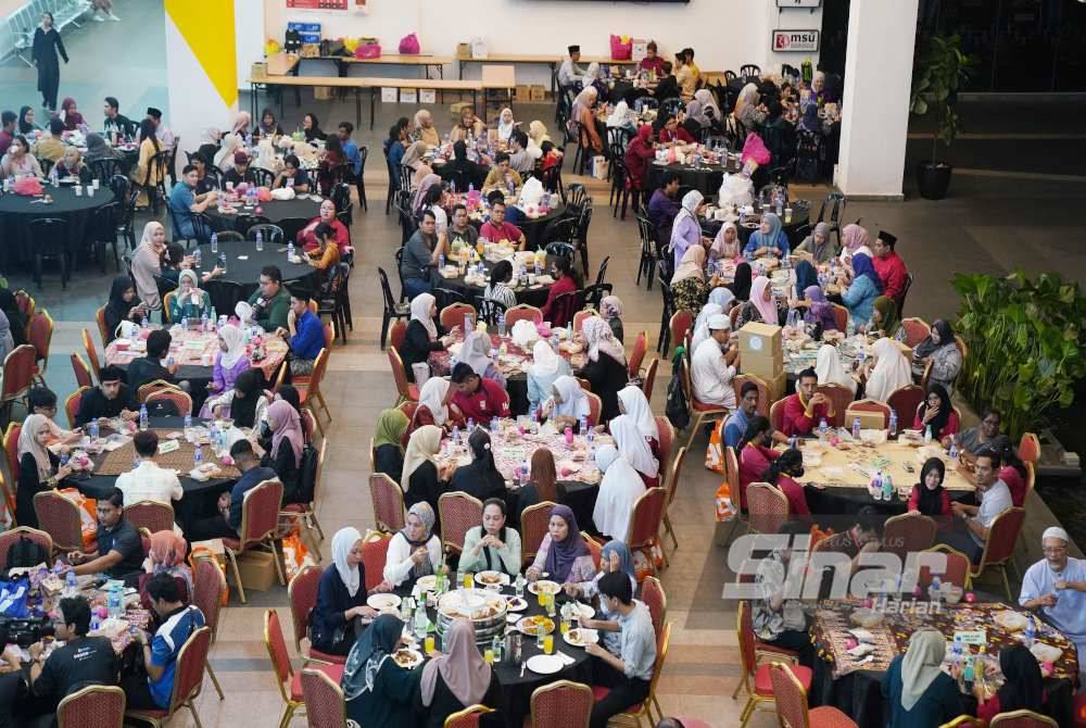 Sebahagian pelajar yang menghadiri majlis berbuka puasa pada Isnin. Foto Sinar Harian-ROSLI TALIB