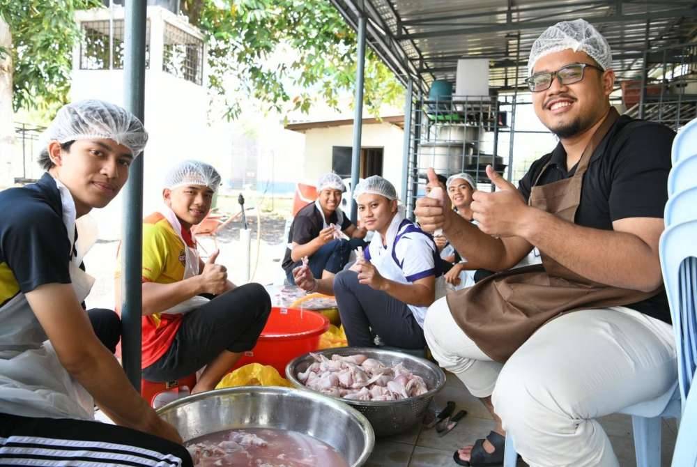 Kumpulan sukarelawan pelajar ini mula memasak bermula jam 11 pagi pada setiap hari untuk menyediakan sebanyak 1,200 bungkusan juadah pada setiap hari.