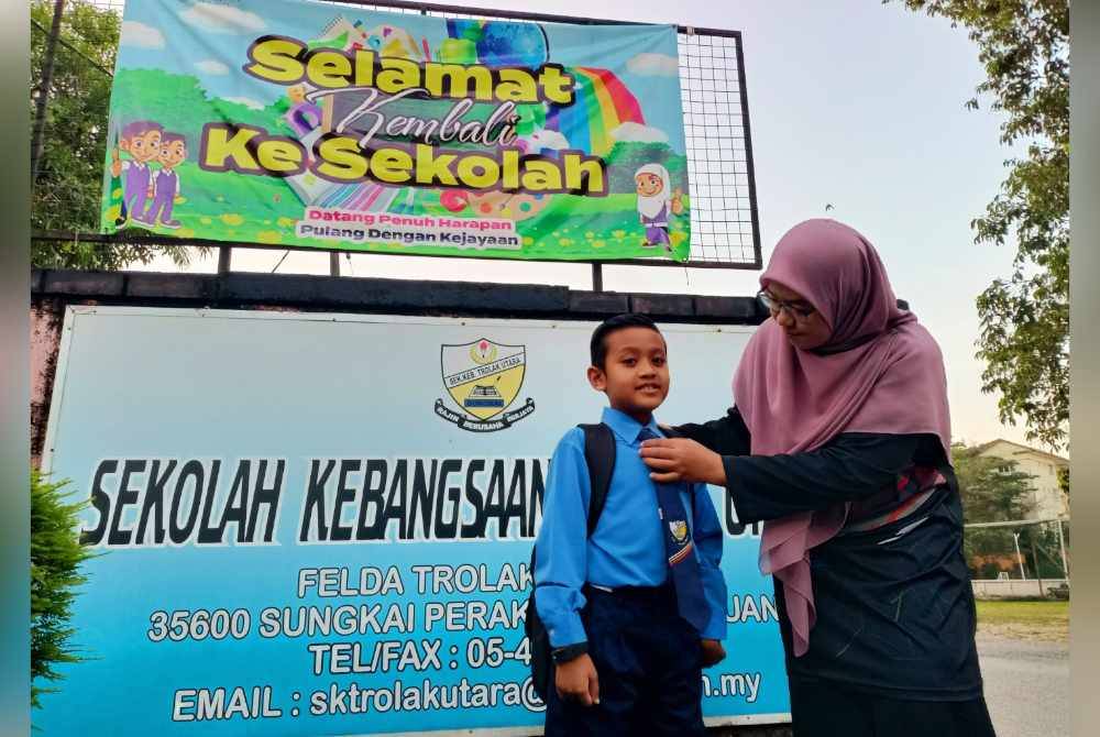 Attar Azim ditemani Umi Salwa memulakan sesi baharu persekolahan di sekolah baru, Sekolah Kebangsaan (SK) Trolak Utara dekat Sungkai pada Selasa.