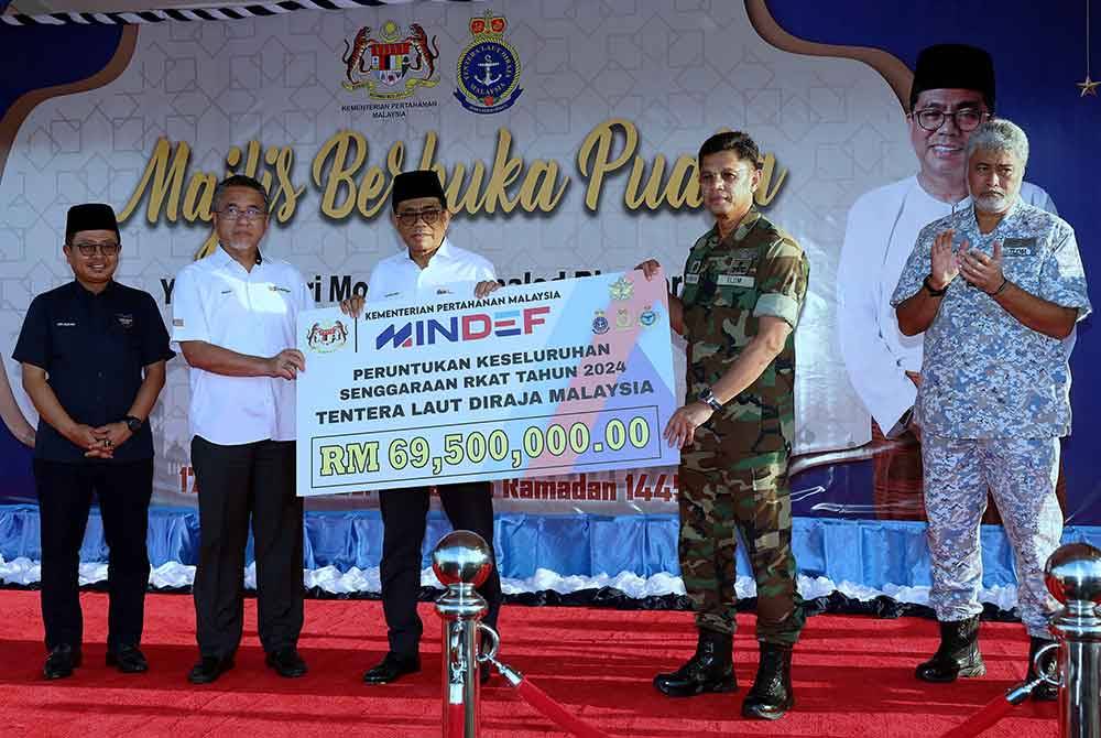 Menteri Pertahanan Datuk Seri Mohamed Khaled Nordin menyerahkan replika cek Peruntukan Senggaraan 2024 kepada Panglima Tentera Laut Laksamana Tan Sri Abdul Rahman Ayub (dua, kanan) pada Majlis Berbuka Puasa Menteri Pertahanan Bersama Warga Tentera Laut Diraja Malaysia (TLDM) di Markas Pemerintahan Pasukan Simpanan TLDM Johor Bahru hari ini. Foto Bernama