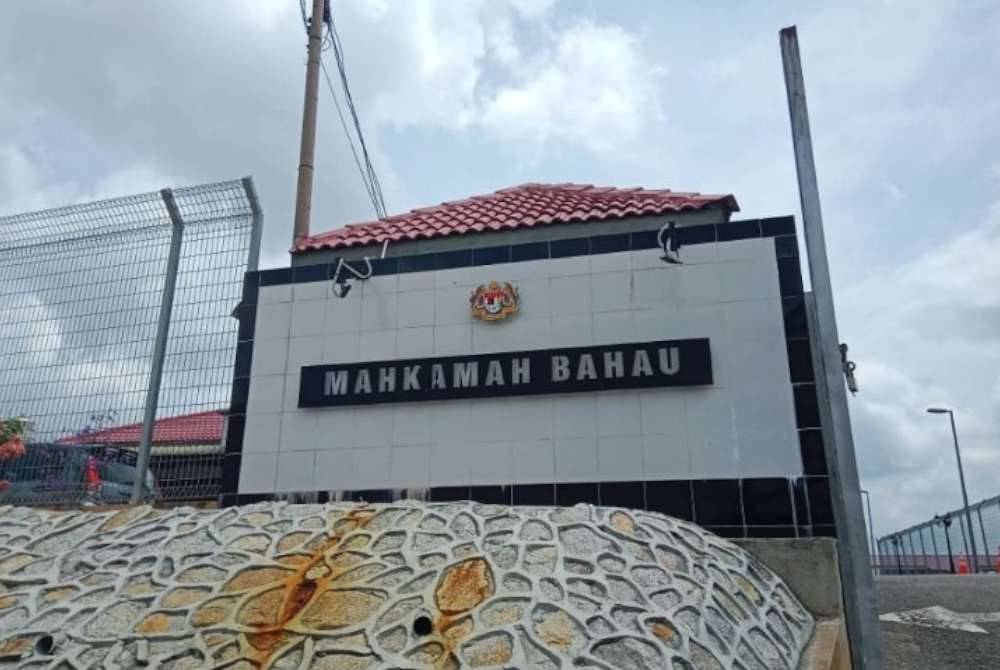 Seorang tukang masak berdepan empat pertuduhan di Mahkamah Majistret Bahau di sini pada Selasa termasuk menyebabkan kemalangan maut dalam kejadian di jalan besar Felda Palong 12 selepas didakwa melakukan jenayah curi,bulan lalu.