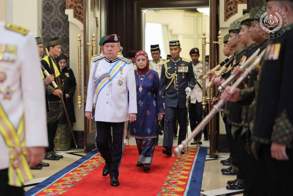 Sultan Ibrahim dan Raja Zarith Sofiah berangkat ke Istiadat Pengurniaan Darjah Kebesaran, Bintang dan Pingat Wilayah Persekutuan Bagi Tahun 2024 di Istana Negara pada Selasa. Foto Facebok Sultan Ibrahim