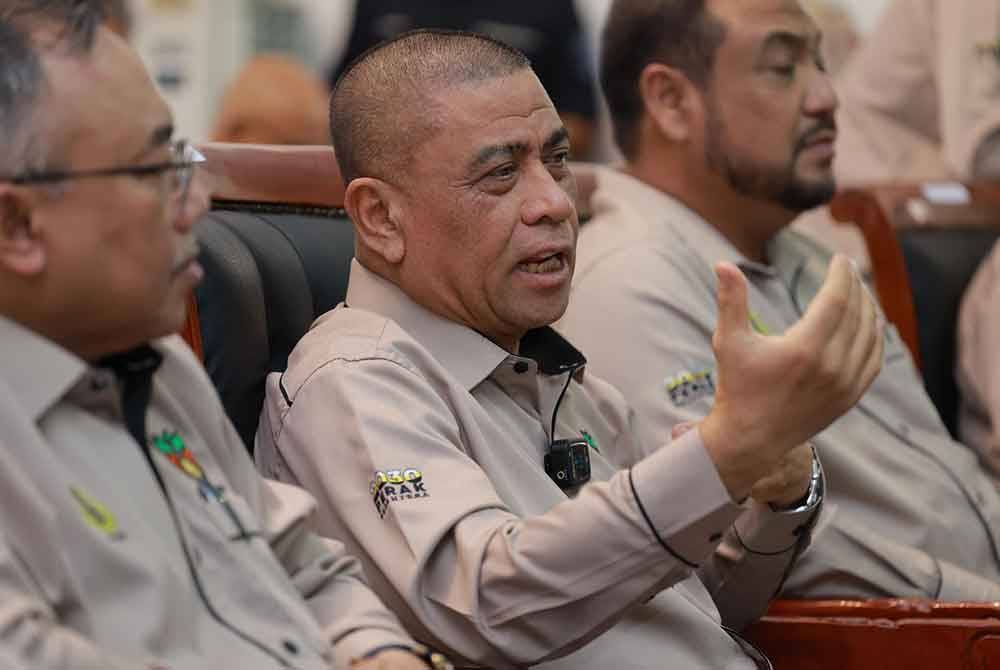 Saarani (tengah) ketika sidang akhbar selepas menyempurnakan Majlis Penyerahan Sumbangan Perak SADC, Pelancaran Pra-pesanan Jualan Rahmah Aidilfitri dan Prapelancaran Karnival Agropelancongan Perak 2024 pada Selasa.