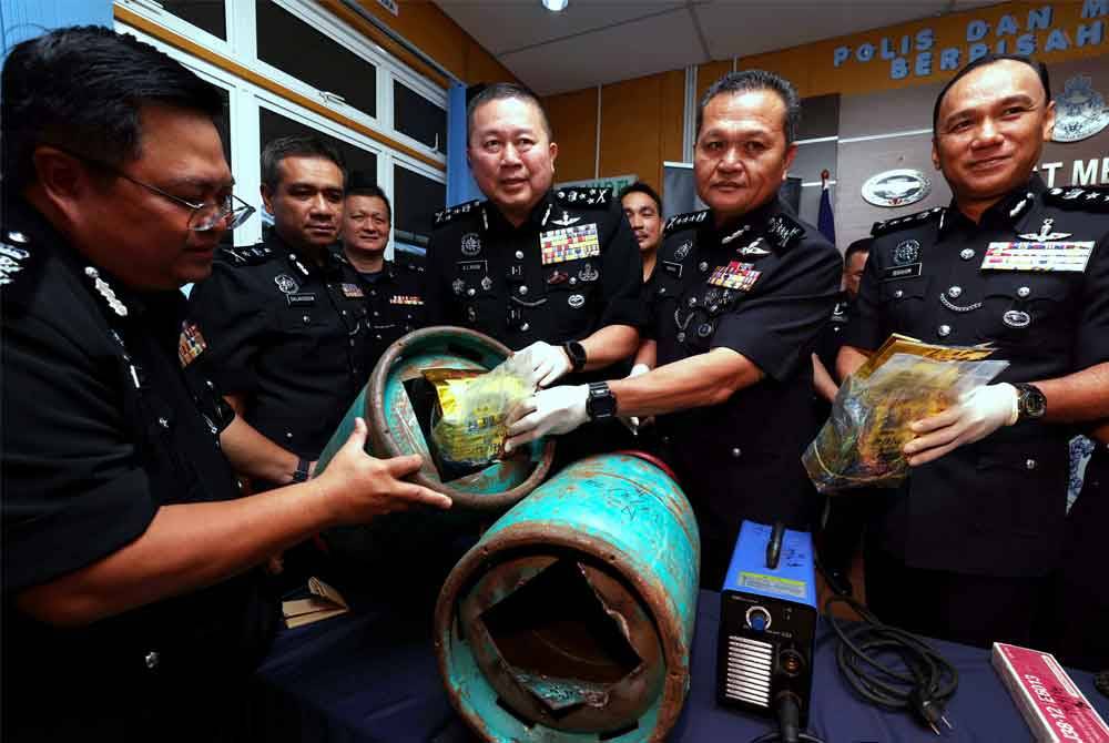 Kok Chin (tiga dari kanan) ketika sidang media di Ibu Pejabat Kontinjen Sarawak, pada Selasa. Foto Bernama