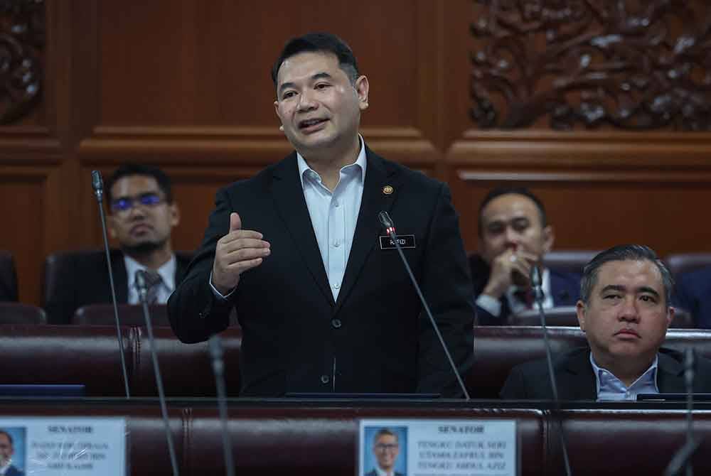 Rafizi ketika sesi soal jawab Pertanyaan-Pertanyaan Jawab Lisan pada Persidangan Dewan Negara di Bangunan Parlimen, pada Selasa. Foto Bernama