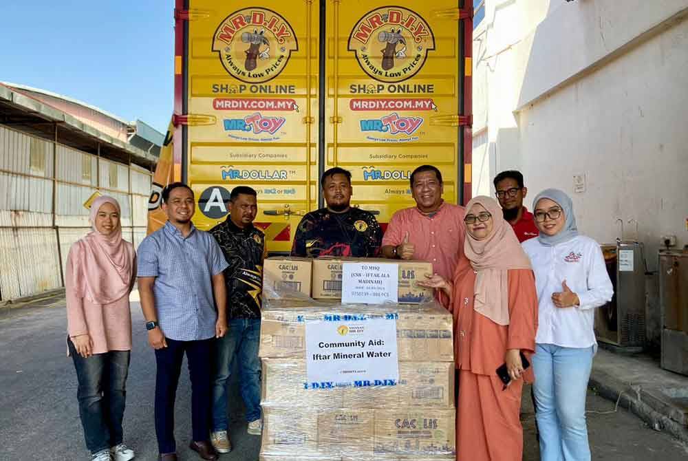 Nik Justin (tiga dari kanan) bersama Pengurus Kanan Pengurusan Sumber Manusia Mr D.I.Y, Bukhari Mokhtar (dua dari kiri) semasa sesi menyerahkan 15,000 air mineral sebagai infak kepada Program Iftar Ala Madinah @Karangkraf 2024 di Shah Alam pada Isnin.