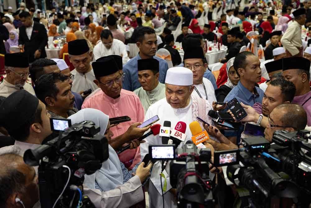 Ahmad Zahid menjawab pertanyaan media pada Majlis Iftar Santunan Kasih Ramadan di MRSM Felda pada Selasa. Foto Bernama