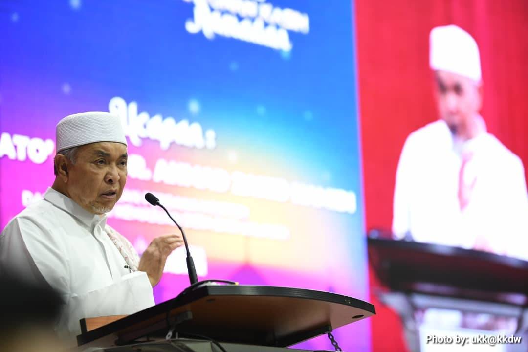 Ahmad Zahid ketika berucap ketika Majlis Iftar Santunan Kasih Ramadan di MRSM Felda, Sungkai, pada Selasa.