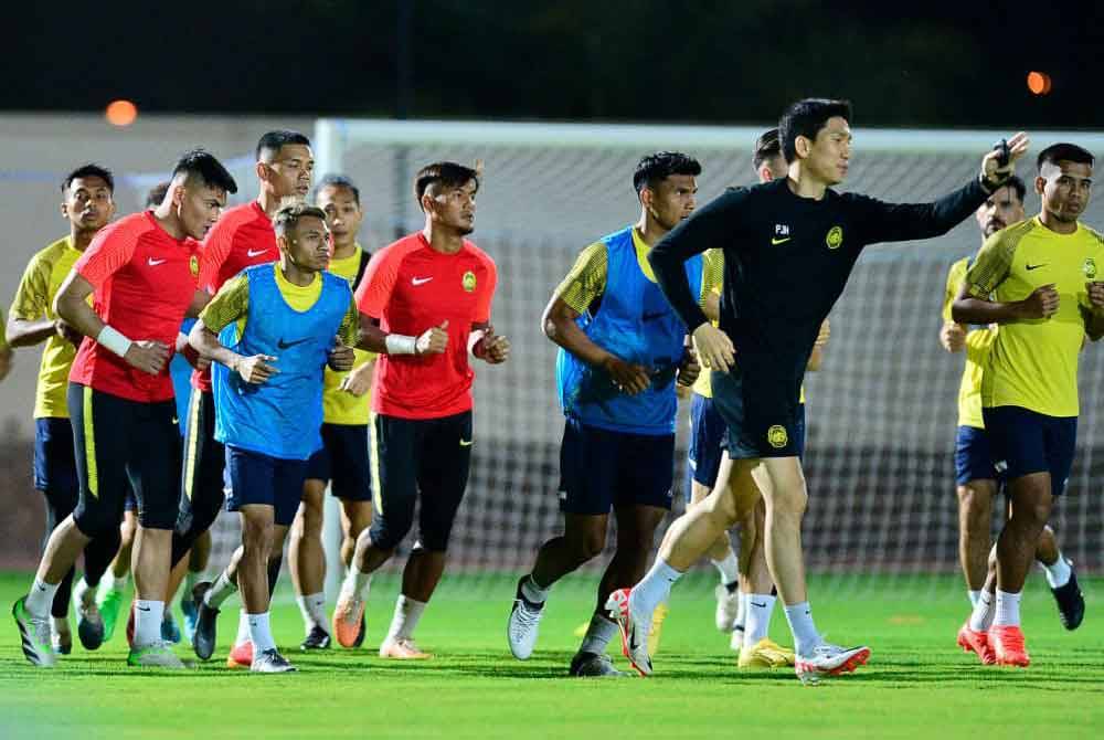 Pemain Harimau Malaya giat menjalani latihan berdepan Oman, awal pagi Jumaat ini. Foto Football Association of Malaysia