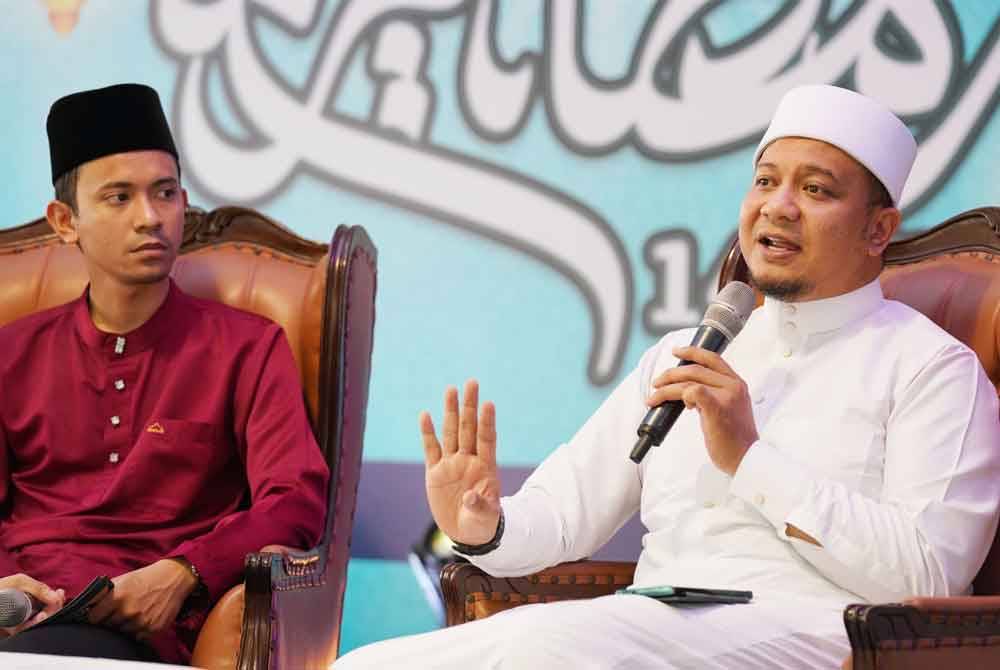 Mohd Shamsul Hakim (kanan) menyampaikan taddabur Surah Al-Jumu&#039;ah pada sesi perkongsian menuju WQH 2024 di Dataran Putrajaya pada Selasa.