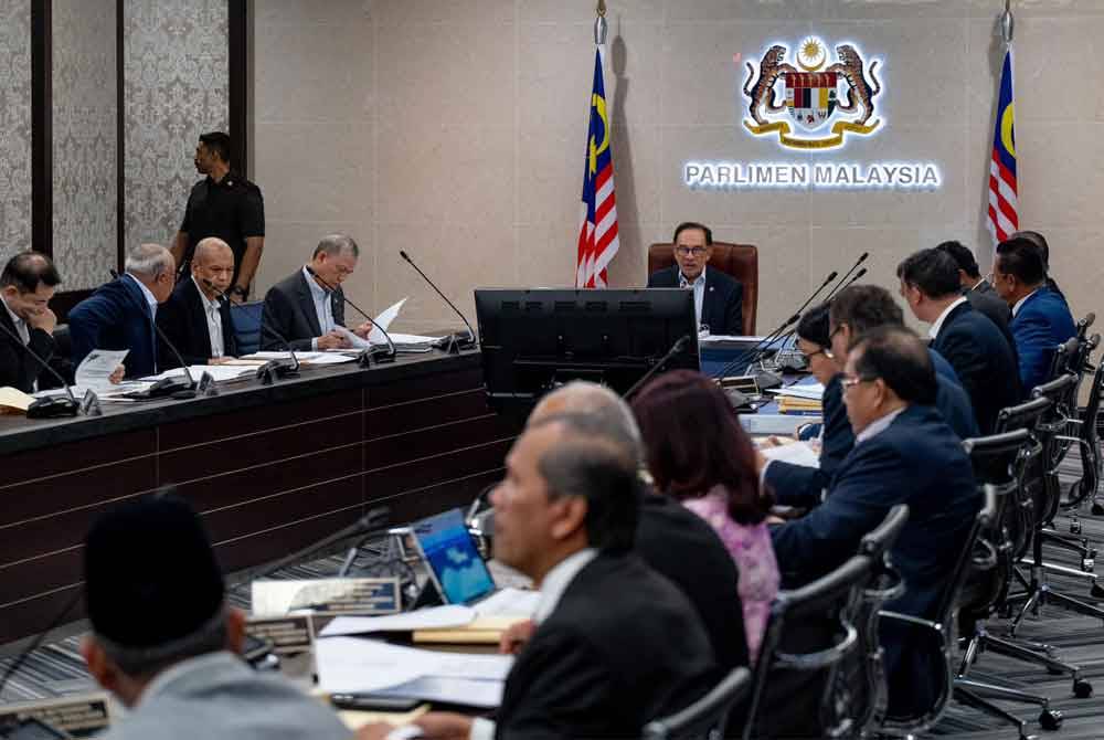 Anwar mempengerusikan Mesyuarat Majlis Tindakan Sara Hidup Negara (NACCOL) di Bangunan Parlimen, pada Selasa. Foto Facebook Anwar Ibrahim