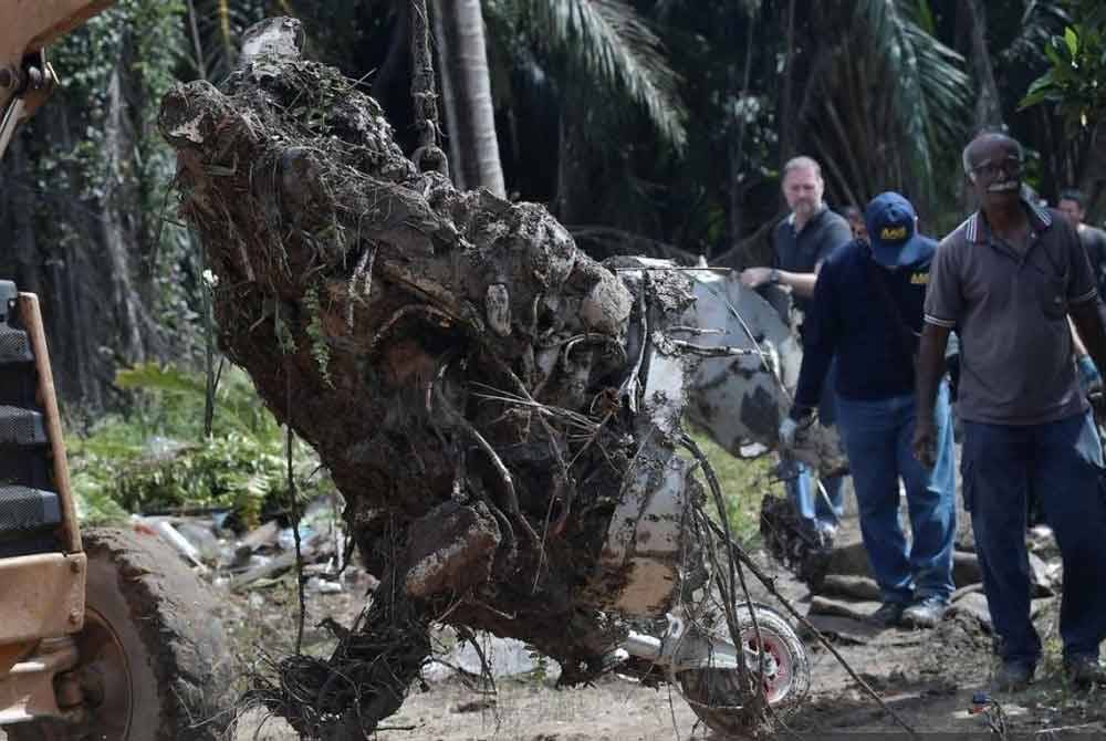 Beberapa serpihan pesawat ringan model BK 160 Gabriel berjaya dikeluarkan oleh anggota Biro Siasatan Kemalangan Trafik Udara (BSKU) susulan kejadian pesawat berkenaan terhempas di Kampung Tok Muda, Kapar, Klang pada Februari lalu. Foto fail Bernama