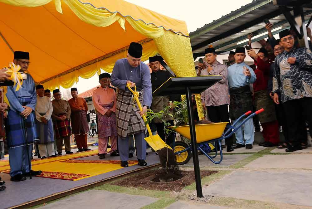 Sultan Perak Sultan Nazrin Shah berkenan menanam pokok bunga tanjung tanda simbolik perasmian masjid ketika berangkat tiba pada Majlis Perasmian Masjid dan Berbuka Puasa Sultan Perak Sempena Ramadan Tahun 1445H / 2024M di Masjid Bandar Universiti Seri Iskandar pada Selasa. Turut hadir Menteri Besar, Perak Datuk Seri Saarani Mohamad. Foto Bernama