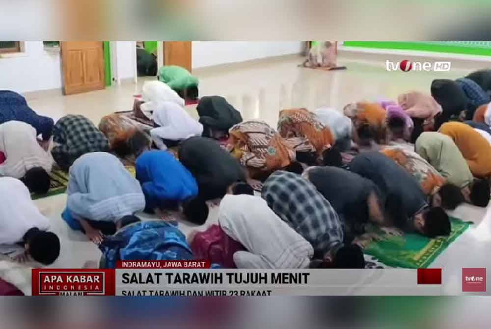 Solat sunat tarawih sepantas tujuh minit ditunaikan jemaah di sebuah pesantren di Indramayu, dalam wilayah Jawa Barat