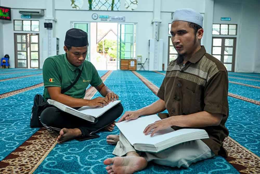 Dua daripada 70 peserta program tadarus Ramadan Pertis Terengganu membaca ayat-ayat suci al-Quran.