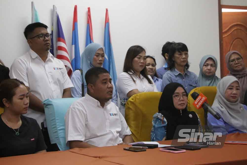 Zaidi (duduk, dua dari kiri) dan Noriha (duduk, dua dari kanan) ketika hadir pada sidang akhbar di Kota Kinabalu.