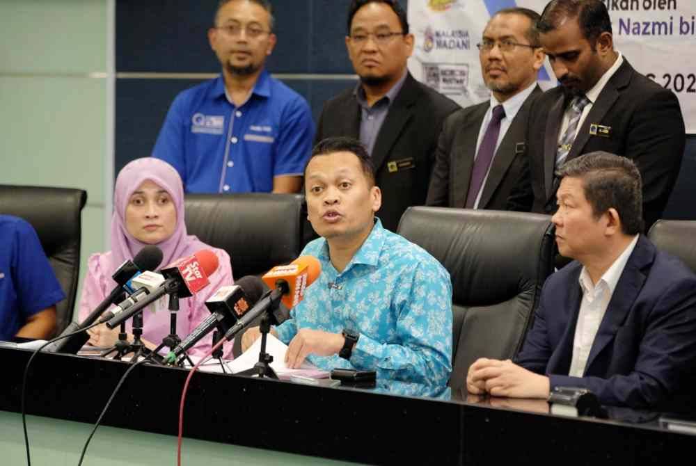 Nik Nazmi (tengah) ketika sidang akhbar selepas Majlis Menandatangani Memorandum Perjanjian (MOA) antara Universiti Teknikal Malaysia Melaka (UTeM) dan Syarikat Megatrax Plastic Industries Sdn BHd di Kampus UTeM, Alor Gajah, di sini pada Rabu.