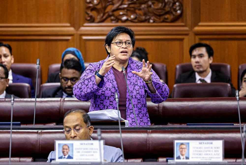 Menteri di Jabatan Perdana Menteri (Undang-Undang dan Reformasi Institusi) Datuk Seri Azalina Othman Said ketika sesi soal jawab Pertanyaan-Pertanyaan Jawab Lisan pada Persidangan Dewan Negara di Bangunan Parlimen pada Rabu. Foto Bernama