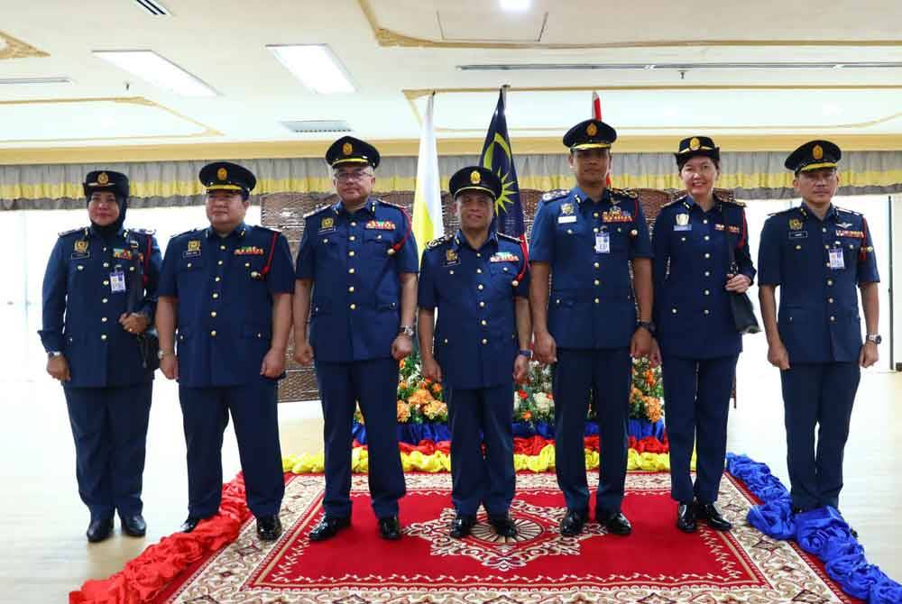 Saarani (tengah) ketika sesi bergambar sempena Majlis Penganugerahan Pangkat Kehormat Jabatan Bomba dan Penyelamat Malaysia (JBPM) Negeri Perak di Bangunan Perak Darul Ridzuan, di sini pada Rabu. FOTO PEJABAT MB PERAK