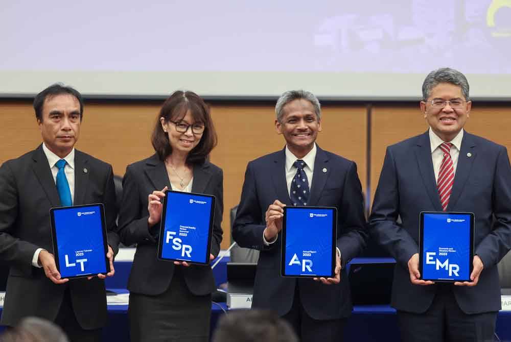 Gabenor BNM, Datuk Abdul Rasheed Ghaffour (dua dari kanan) bersama Timbalan Gabenor, Datuk Jessica Chew Cheng Lian (dua dari kiri), Datuk Marzunisham Omar (kanan) dan Adnan Zaylani Mohamad Zahid (kiri) menunjukkan buku laporan dalam bentuk digital ketika Pembentangan dan Sidang Media Laporan Tahunan 2023 BNM di Sasana Kijang pada Rabu. - Foto Bernama