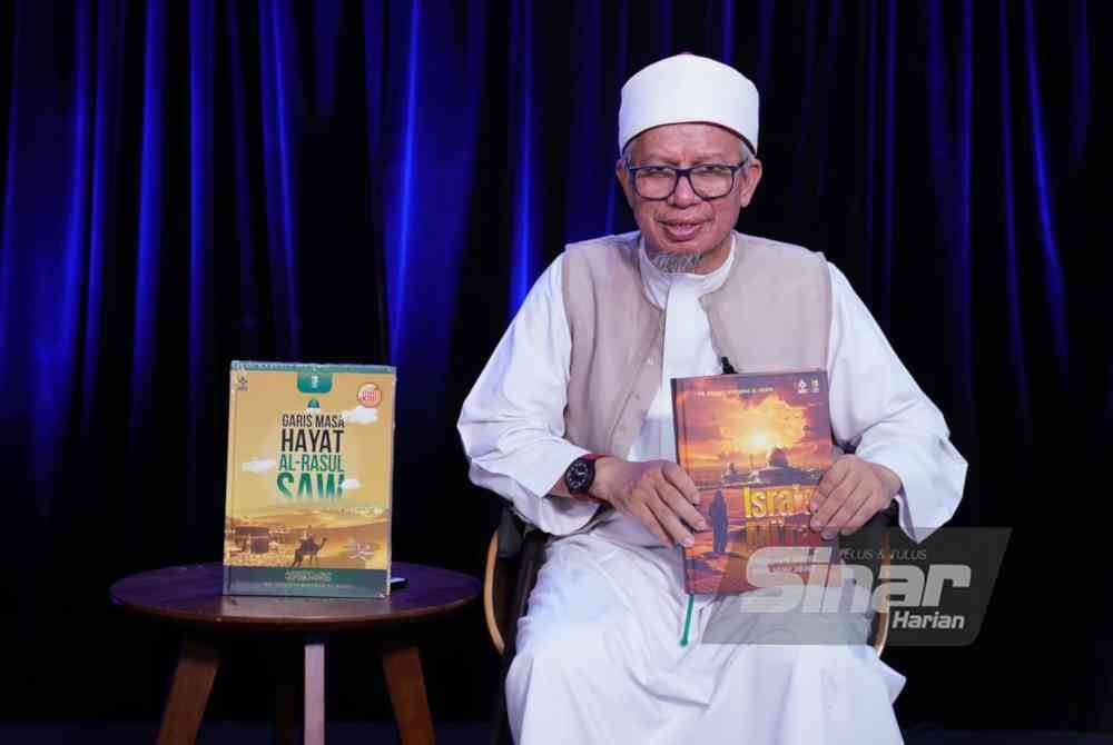 Dr Zulkifli menunjukkan buku Isra&#039; dan Mi&#039;raj Perjalanan Kepada Yang Maha Agung di Kompleks Kumpulan Karangkraf, Shah Alam pada Rabu.