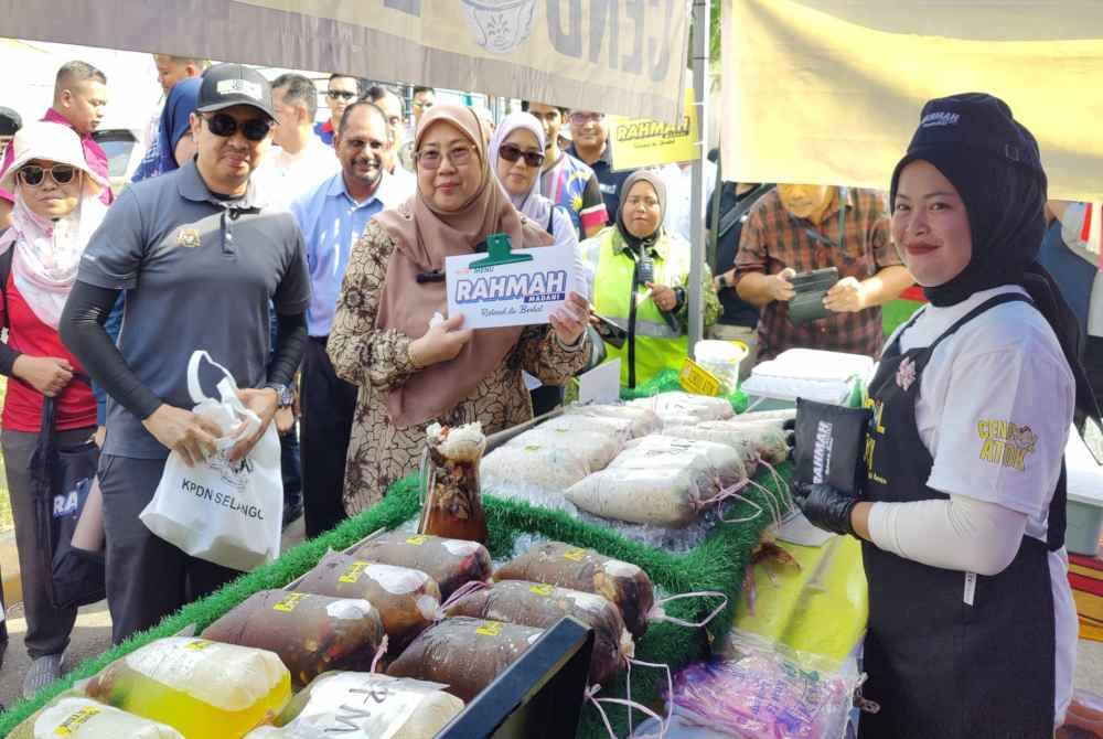 Fuziah (dua dari kiri) mengadakan lawatan di Bazar Ramadan Rahmah dan Pelancaran Program MySaveFood di Bazar Ramadan Sungai Besar, di sini pada Rabu.