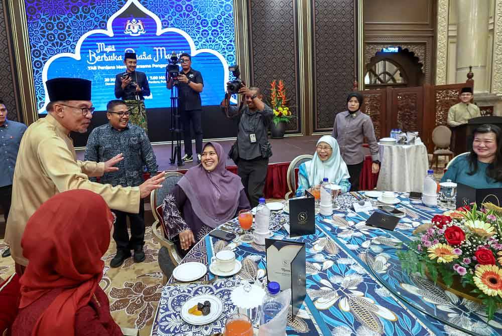 Anwar dan Dr Wan Azizah (duduk dua dari kanan) bersama Ketua Pegawai Eksekutif Bernama, Nur-ul Afida Kamaludin (duduk tiga, kanan) dan Ketua Pegawai Kandungan The Star, Datin Paduka Esther Ng Sek Yee semasa Majlis Berbuka Puasa MADANI bersama pengamal media di Kompleks Seri Perdana malam Rabu. - Foto Bernama