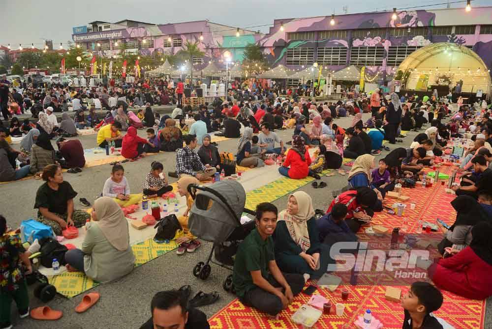 Orang ramai berbuka puasa di Iftar Ala Madinah@Karangkraf 2024. Foto SINAR HARIAN - ASRIL ASWANDI SHUKOR