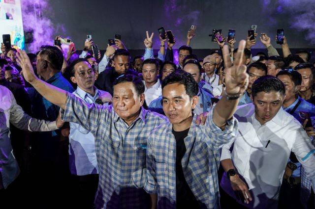 Prabowo bersama Gibran dikerumuni penyokong mereka selepas keputusan tidak rasmi pada 14 Februari lalu menunjukkan beliau telah mendahului Paslon lain. - Foto: Agensi