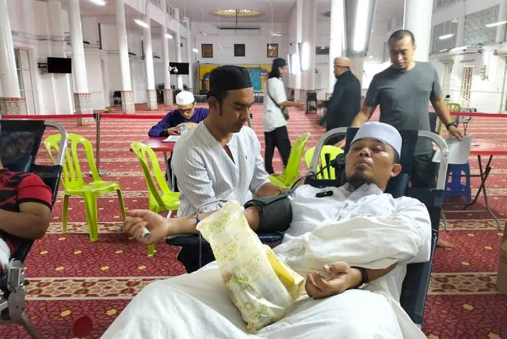 Antara jemaah yang mengambil bahagian dalam program menderma darah selepas menunaikan solat tarawih di Masjid Abidin, Kuala Terengganu pada Selasa.