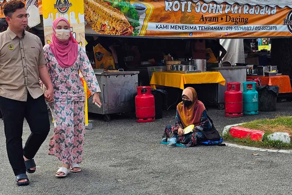 Wanita berusia 58 tahun berulang-alik dari Parit ke Ipoh untuk mengemis di bazar Ramadan pekarangan Stadium Perak.