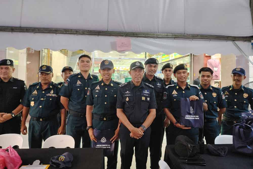 Mohd Azman (tengah) menyantuni anggota Dewan Bandaraya Kuala Lumpur (DBKL) semasa lawatan di Jalan Tuanku Abdul Rahman, Kuala Lumpur pada Rabu.