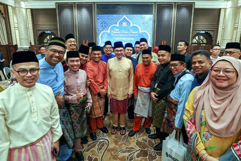 Anwar dan Fahmi Fadzil (kiri) bergambar bersama pengamal media semasa Majlis Berbuka Puasa MADANI bersama pengamal media di Kompleks Seri Perdana malam Rabu. Foto: Bernama