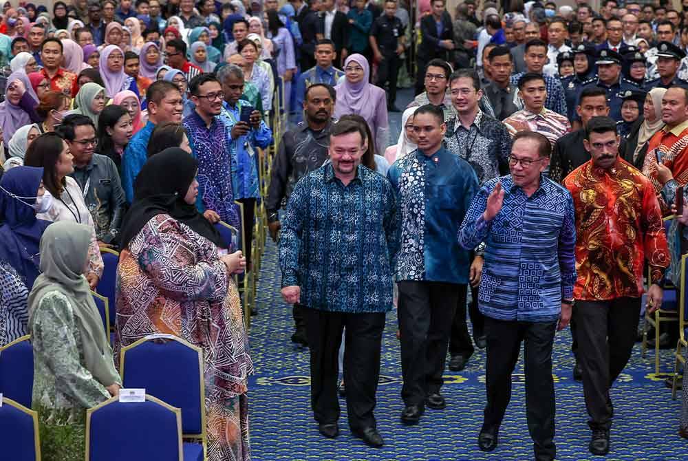 Anwar bersama Menteri Kewangan II, Senator Datuk Seri Amir Hamzah Azizan hadir majlis perhimpunan warga Kementerian Kewangan di kementerian itu, hari ini. Foto Bernama