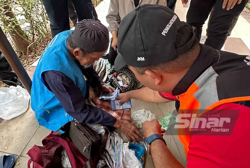 Wang tunai dipercayai hasil mengemis di laluan pejalan kaki di Bazar Buluh Kubu, Kota Bharu.