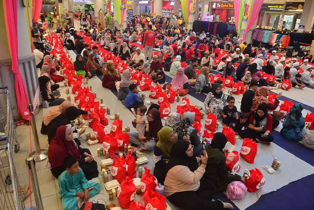 Suasana orang ramai di Jelajah Iftar Ala Madinah Mydin Mall, Seremban 2 pada Rabu. Foto Sinar Harian-ASRIL ASWANDI ABD SHUKOR