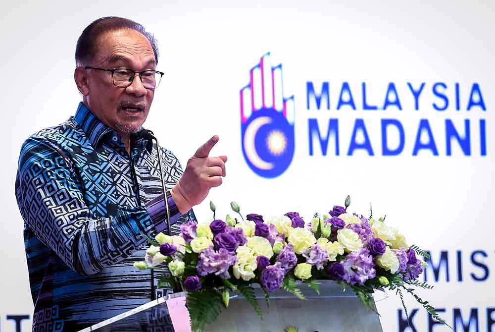 Anwar ketika berucap pada Perhimpunan Bersama Warga Kementerian Kewangan di sini hari ini. Foto Bernama