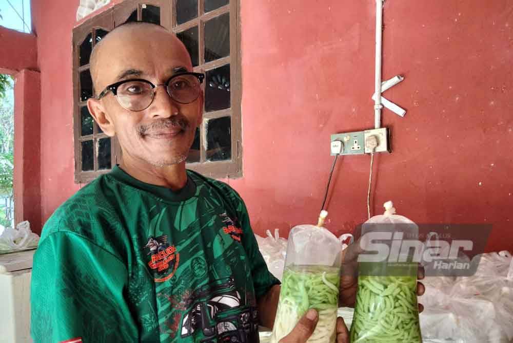 Cendol yang dijual pada harga RM10 untul tujuh bungkus.